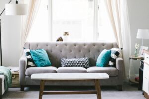 Jak zawiesić firanki bez karnisza?