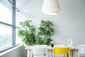 Kto produkuje meble dla IKEA? Poznaj głównych dostawców i proces produkcji.
