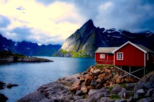 Dlaczego domy w Norwegii są czerwone? Zaskakująca historia popularnego koloru